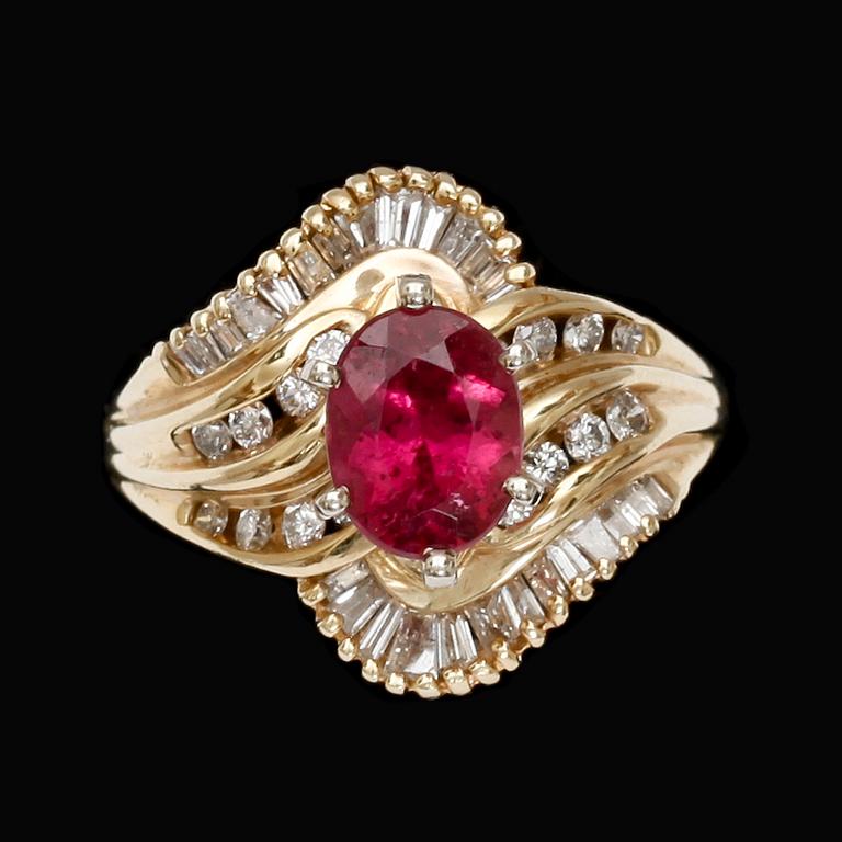RING, 14k guld med oval röd turmalin samt briljant resp. baguettslipade diamanter, tot ca 0,50 ct.