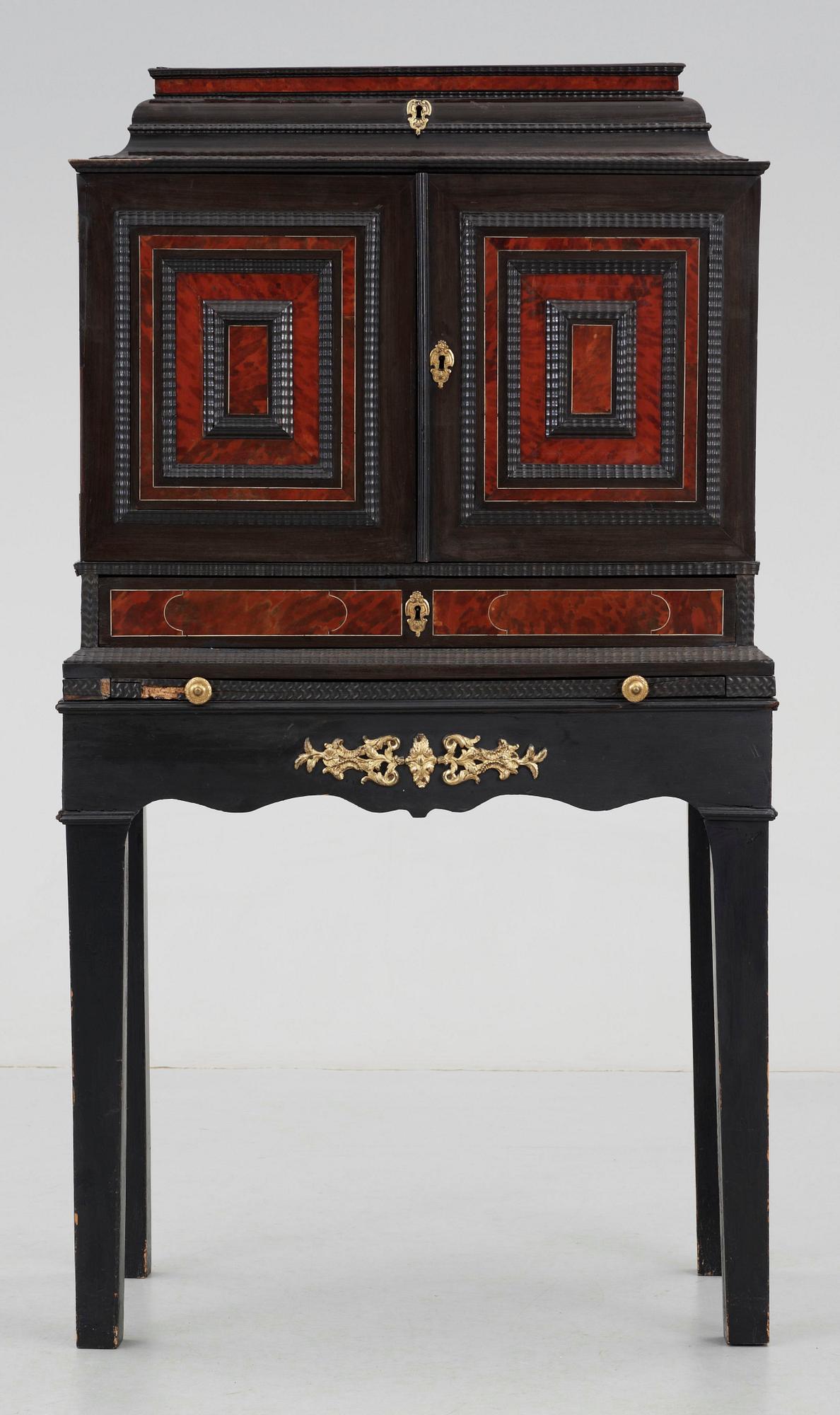 KABINETTSKÅP, barockstil, 1800-talets slut.