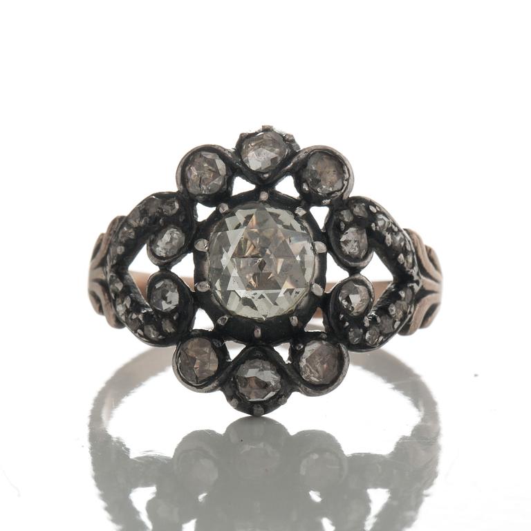 RING, guld och silver med äldre fasettslipade diamanter. Vikt ca 2 gram. 1900-talets första hälft.