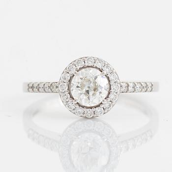 Old cut diamond ring with brilliant cut diamonds.