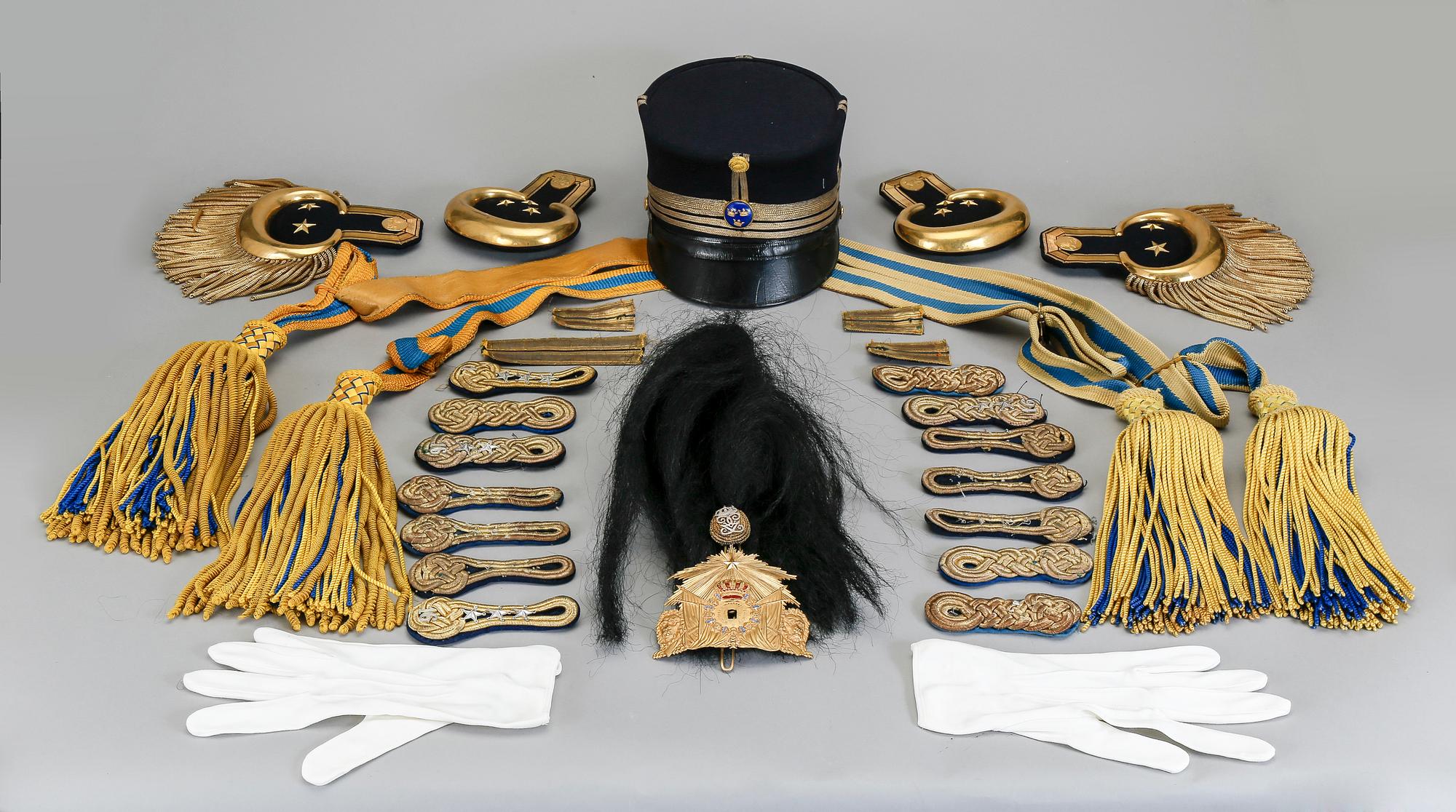 UNIFORM med TILLBEHÖR, för överste löjtnant vid I16 Halmstad, bla m/1886.