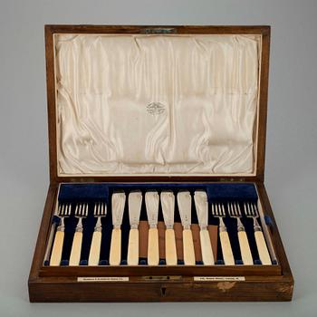 BESTICKUPPSÄTTNING, 24 delar, silver, Goldsmiths & Silversmiths Company, London, 1903. Tarkiainens stämplar.