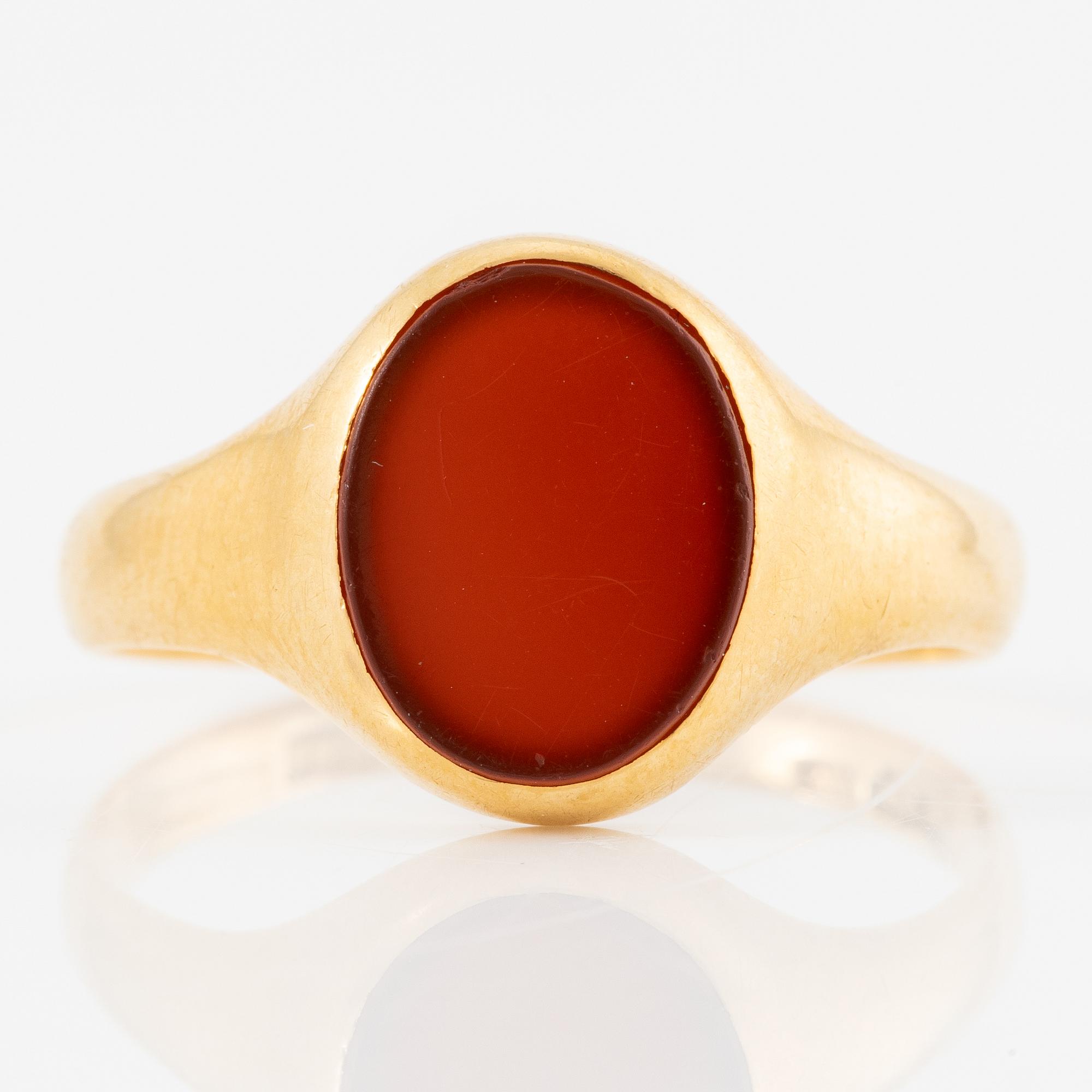 Ring, signet ring, 18K gold with carnelian.