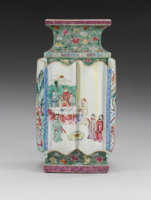 A famille rose vase, late Qing dynasty (1644-1912).