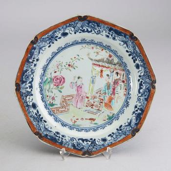 A SET OF FOUR CHINESE CHIENLUNG DISHES, 18th century.