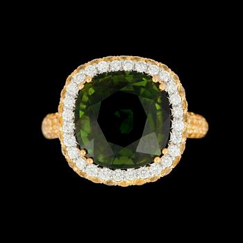 24. A peridot, circa 17.76 cts, and diamond, circa 1.58 cts, ring.