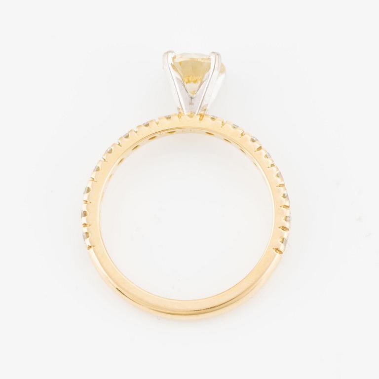 Ring 18K guld med en rund briljantslipad diamant ca 0.85 ct ca N/O si/i.