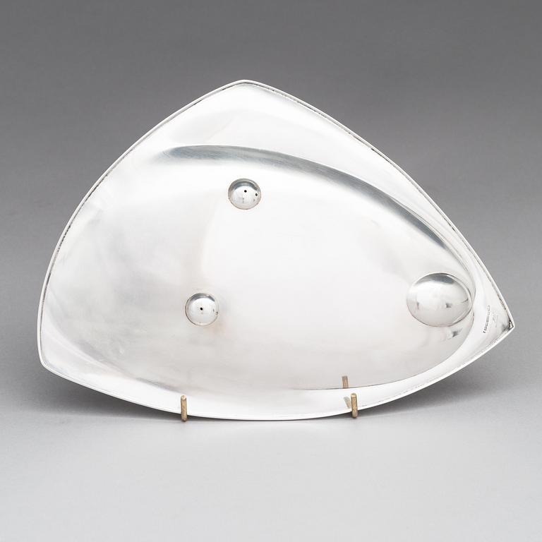 Tapio Wirkkala, Plate 'TW 100' in silver (916), marked TW, Kultakeskus oy, Hämeenlinna 1962.