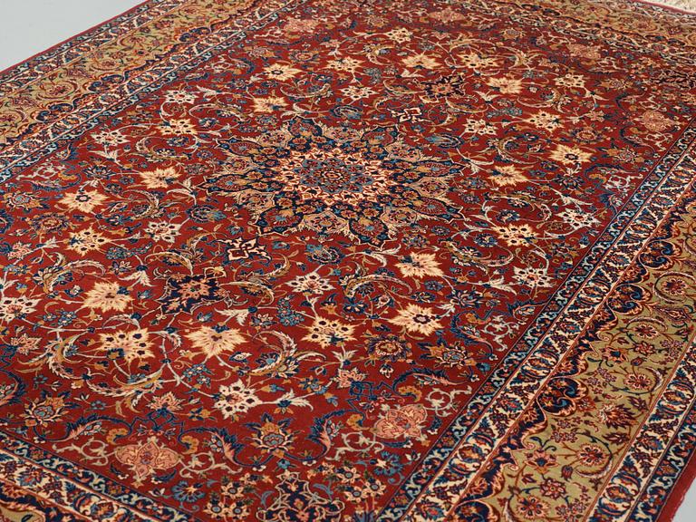 SEMI-ANTIQUE/OLD ESFAHAN. 230 x 156 cm (as well as approximitley 1,5 cm patterned flat weave at each end).
