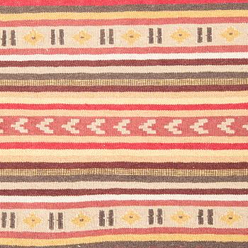 A Kilim runner carpet, ca. 304 x 99 cm.