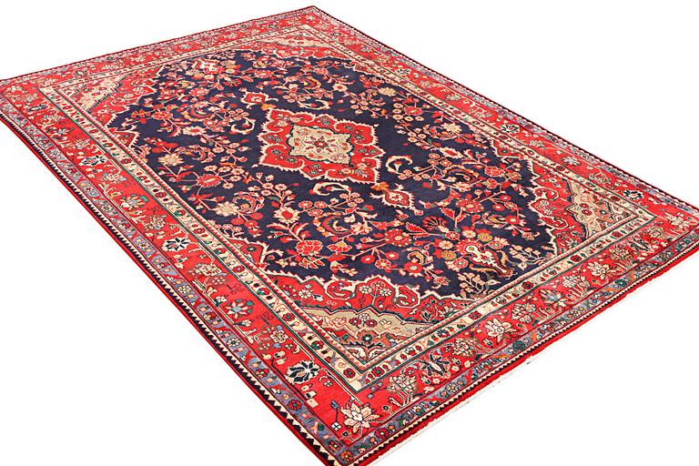 A carpet, Mahal, a. 320 x 217 cm.