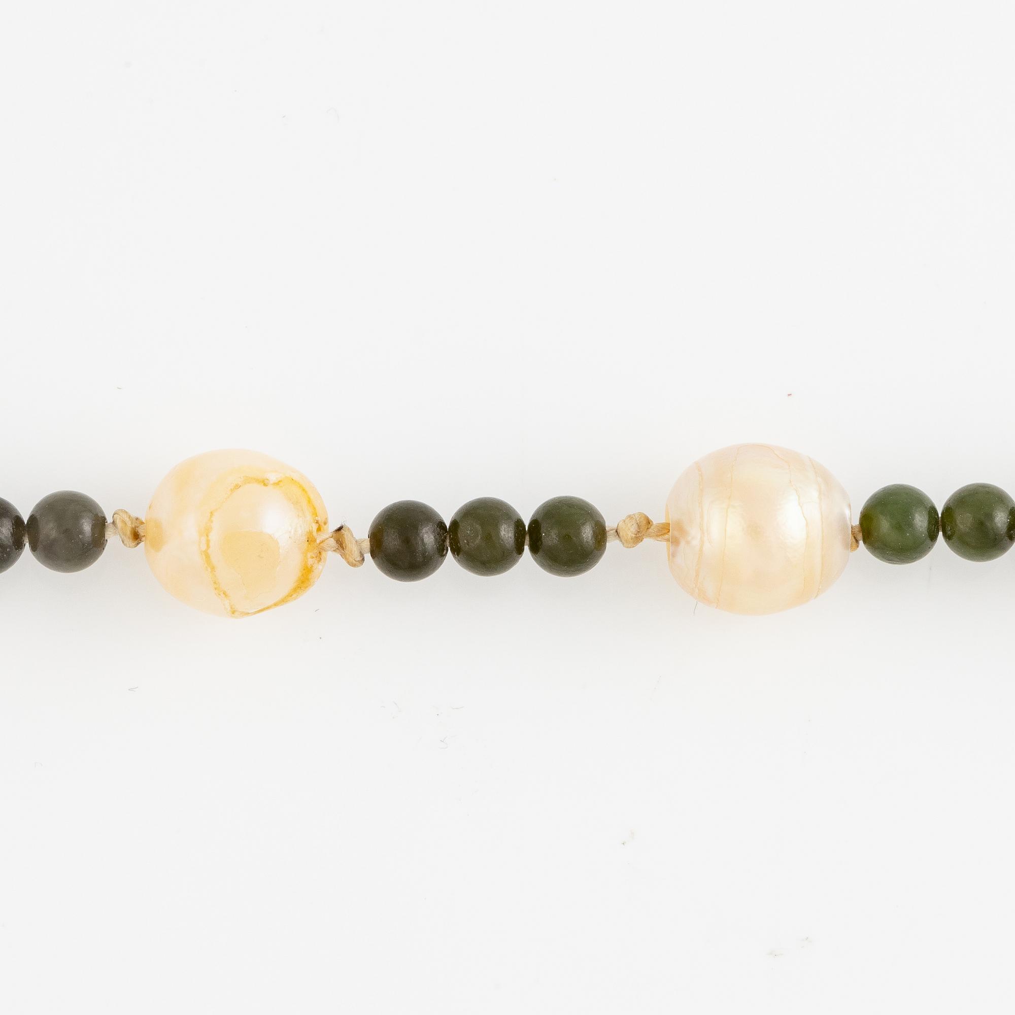 Pearl necklace, cultured pearls and green stone beads, with clasp in 18K gold.