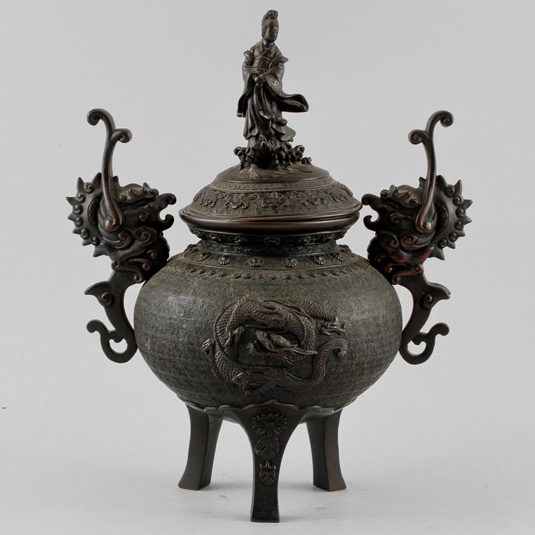TRIPOD, patinerad metall, orientalisk, 1900-talets andra hälft.