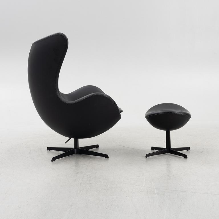 Arne Jacobsen, fåtölj och fotpall, ”Ägget”, Fritz Hansen, Danmark, 2022.