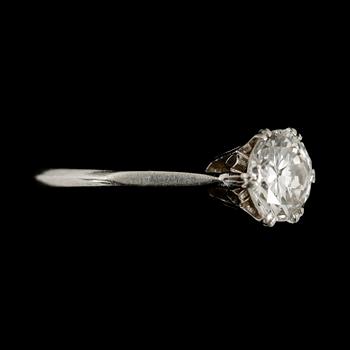 RING, 18 k vitguld, med solitär briljant 1.50 ct enl gravyr.