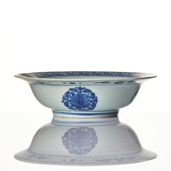 A blue and white wine ewer and a dish, Ming dynasty, Wanli (1572-1620).
