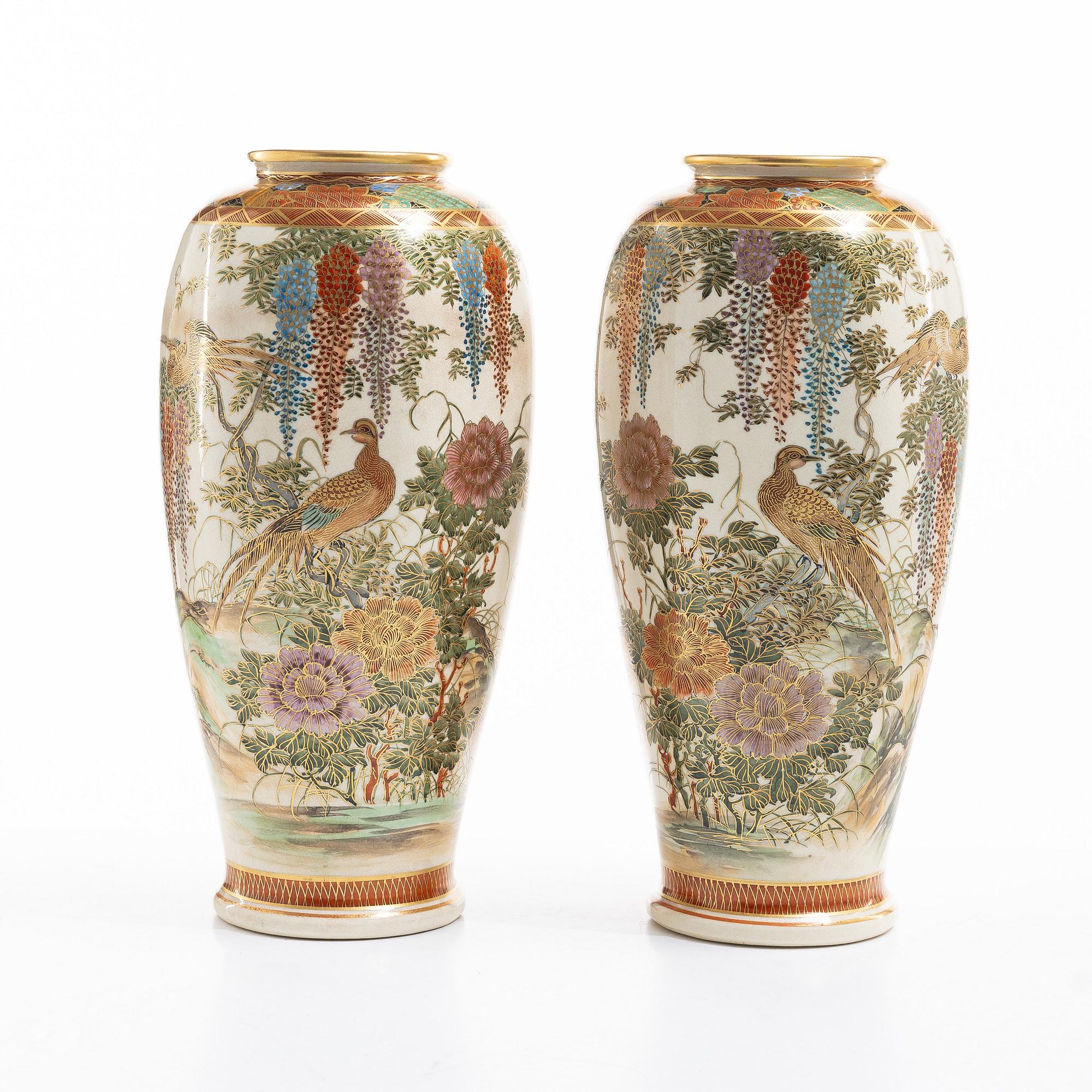 A pair of Japanese Satsuma vases, 20th century. Signed.