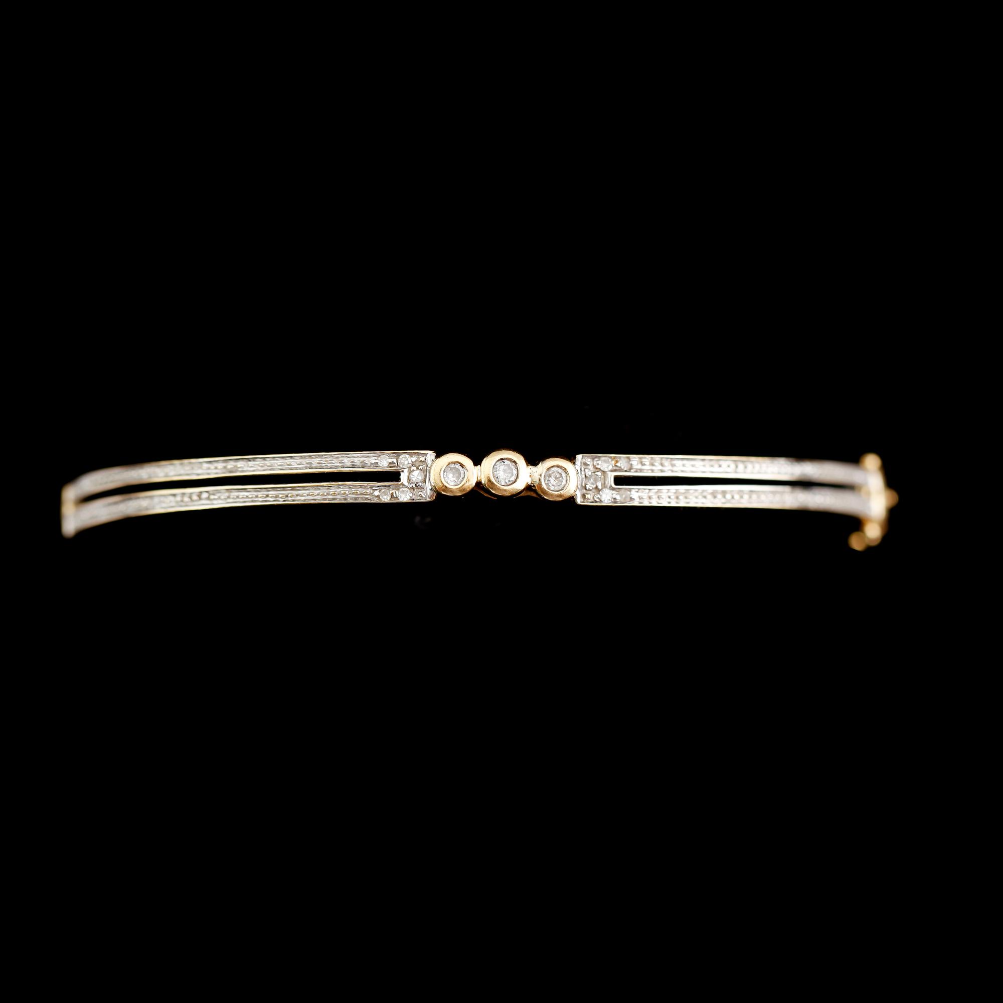 ARMBAND, 18 k guld med briljantslipade diamanter. Total vikt 10 g.