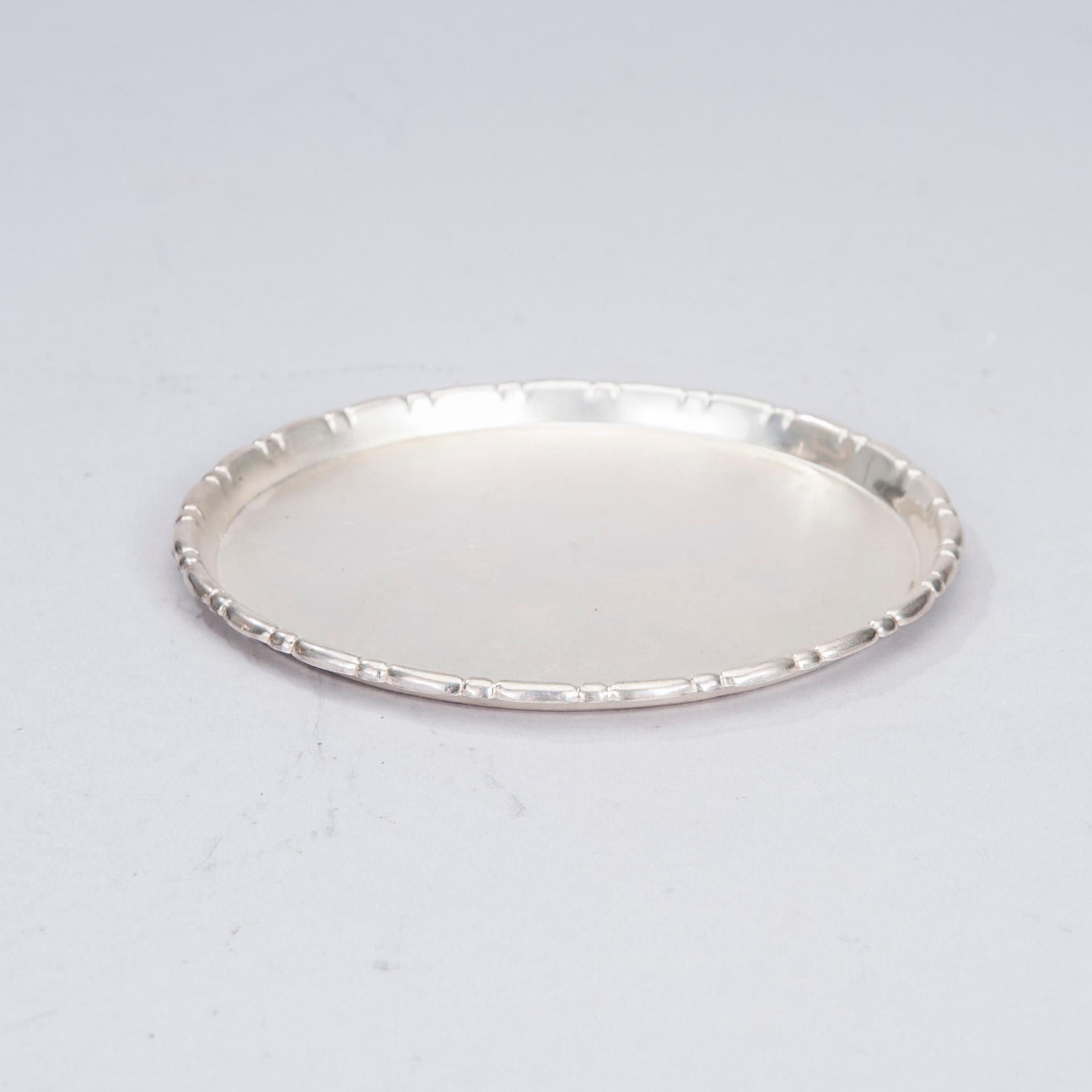 SKÅLAR, 2 st, och FAT, silver, London, bl a Carrington & Co, och Helsingfors, 1900-talets första hälft. Totalvikt 407 g.