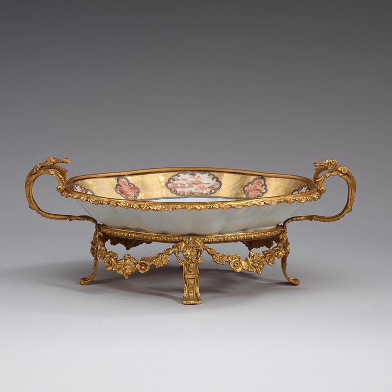 A famille rose 'Rockefeller Pattern' dish, Qing dynasty, Qianlong (1736-95).