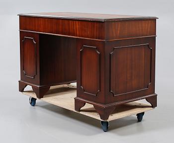 SKRIVBORD, engelsk stil, 1900-talets andra hälft.