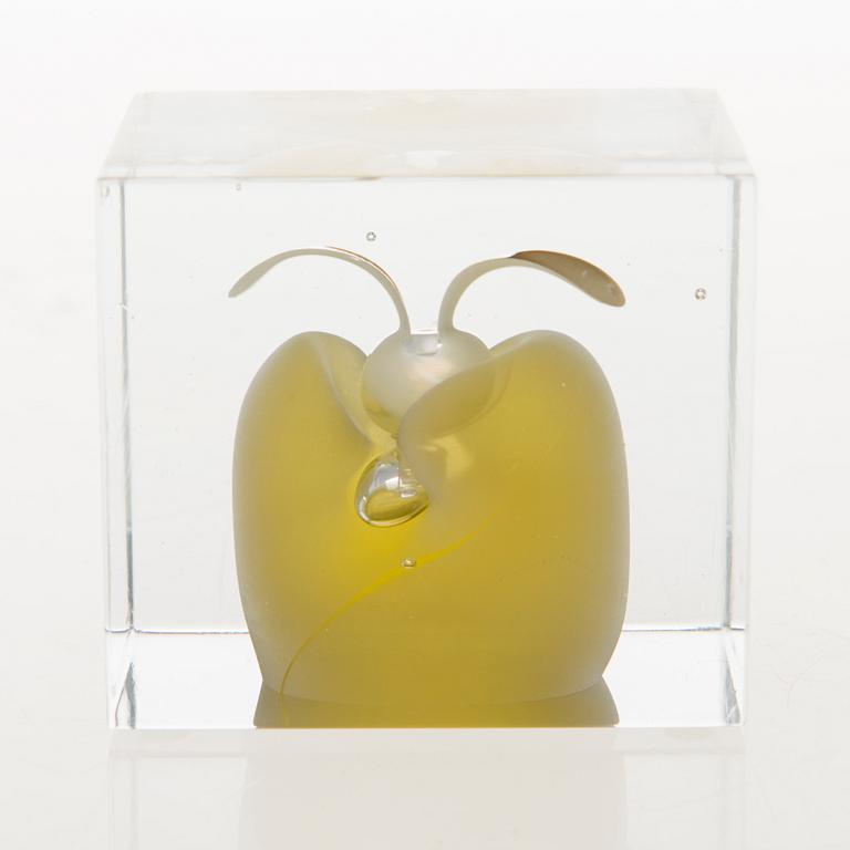 OIVA TOIKKA, AN ANNUAL CUBE, glass, signed Oiva Toikka Nuutajärvi 1989, numbered 27/2000.