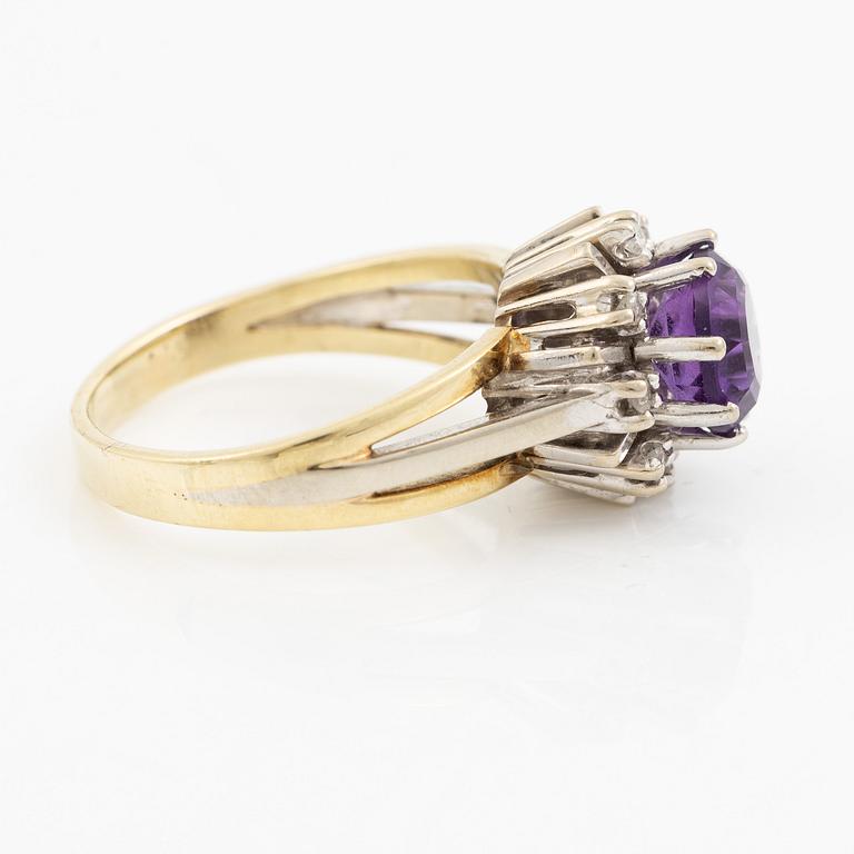 Ring in 14K gold with amethyst and small eight-cut diamonds.