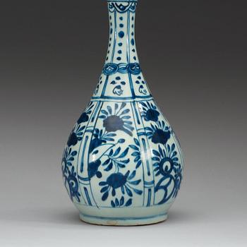 A blue and white flask, Ming dynasty, Wanli (1572-1620).