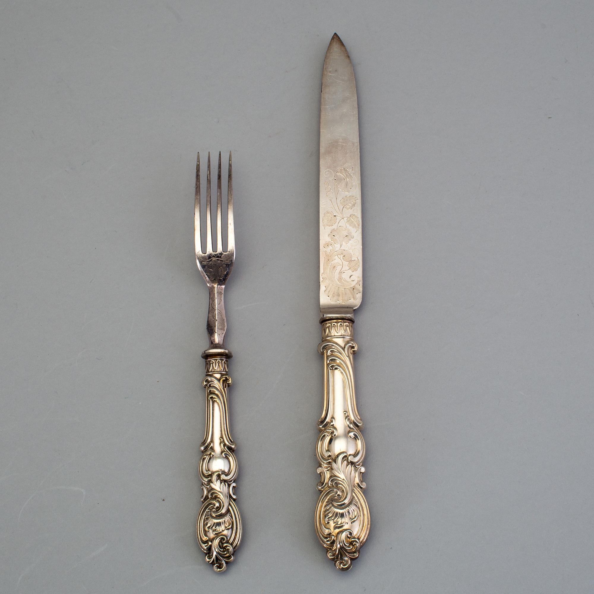 a english EPNS cutlery service with 38 pieces from the late 1800's.