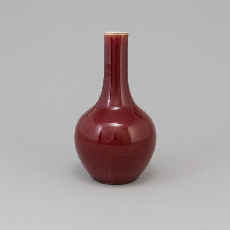 A chinese porcelain oxblood glazed bottle vase, Qing dynasty, 19th century.