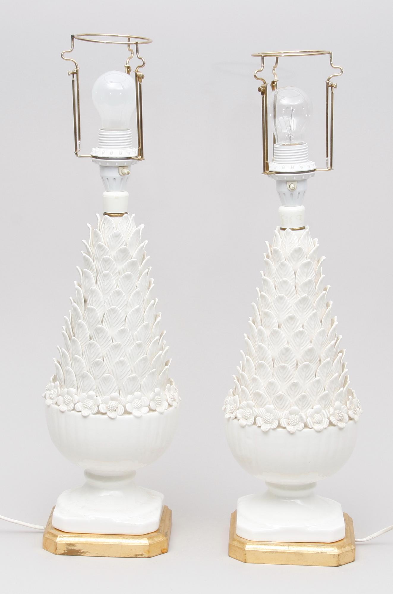 BORDSARMATURER, ett par. Porslin.