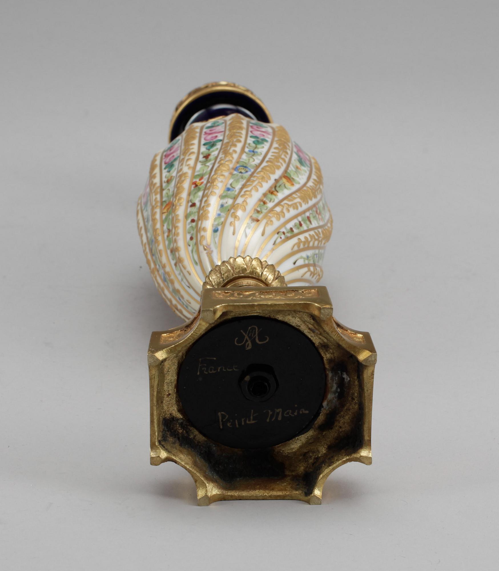 LOCKURNA, porslin, Frankrike, 1900-tal.