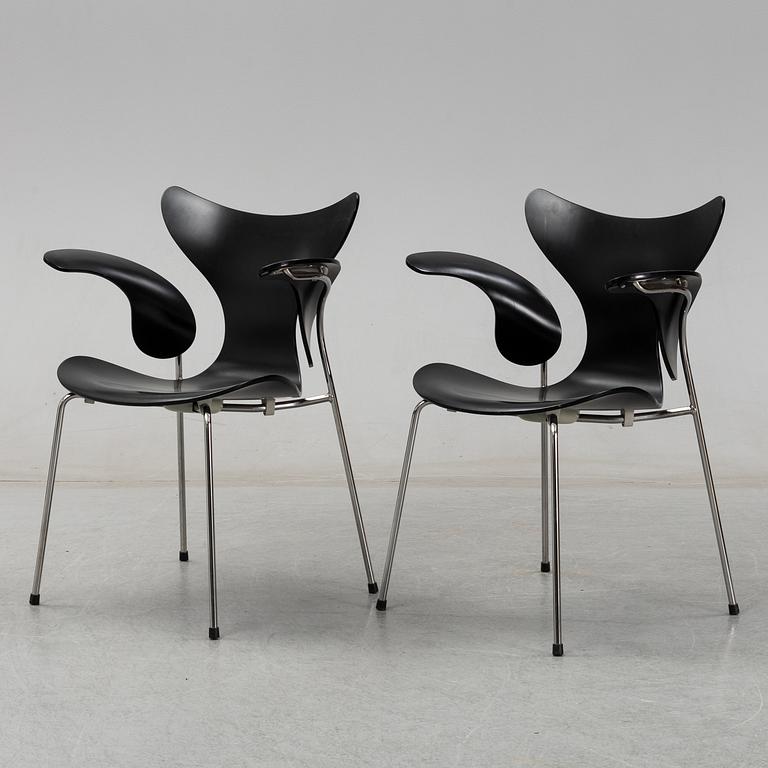 Arne Jacobsen, a pair 'Seagull' chairs, Fritz Hansen, Denmark, 2008.