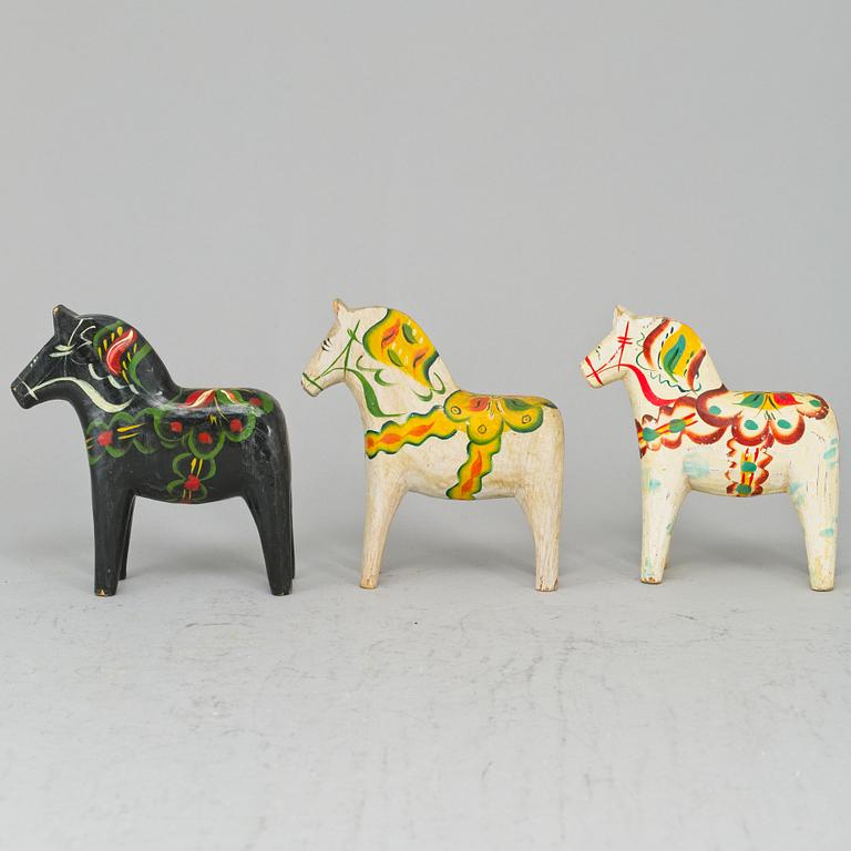 13 Dala horses.