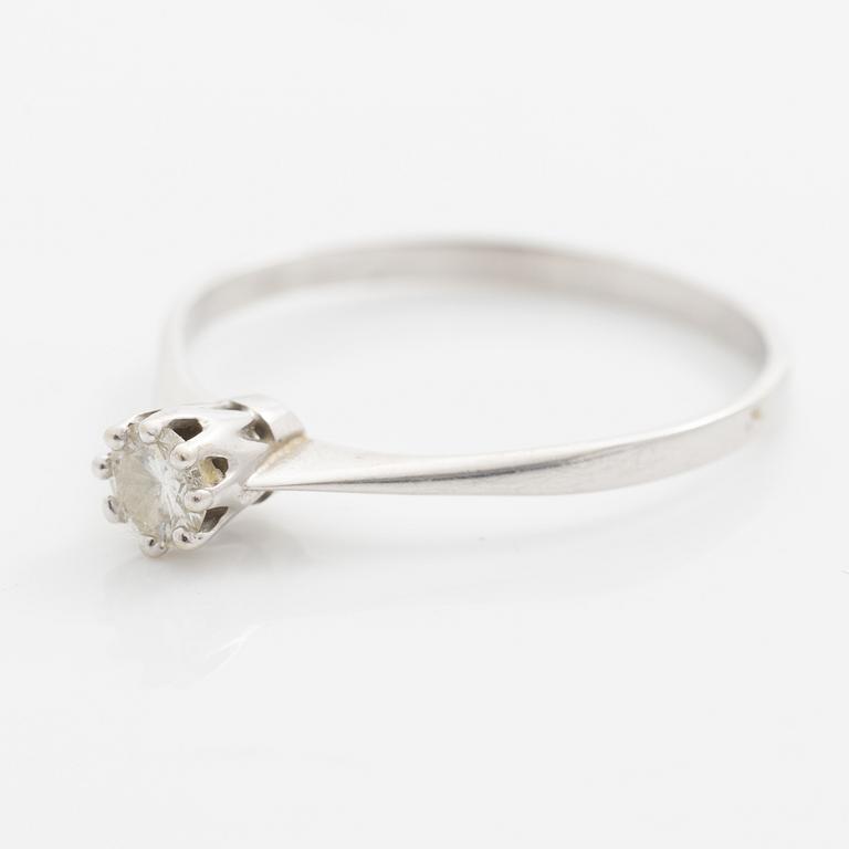 Ring with a brilliant-cut diamond.
