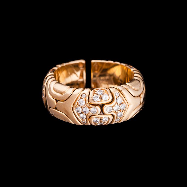 Bulgari, A RING, 18K gold, diamonds. Bvlgari. Weight c. 14 g.