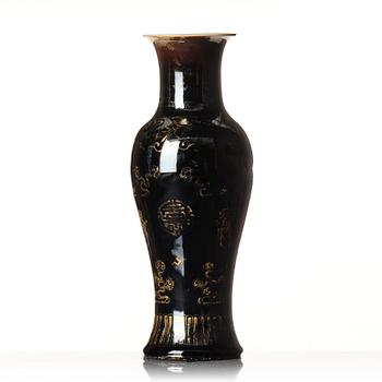 A mirror black glazed vase, Qing dynasty, 19th Century.