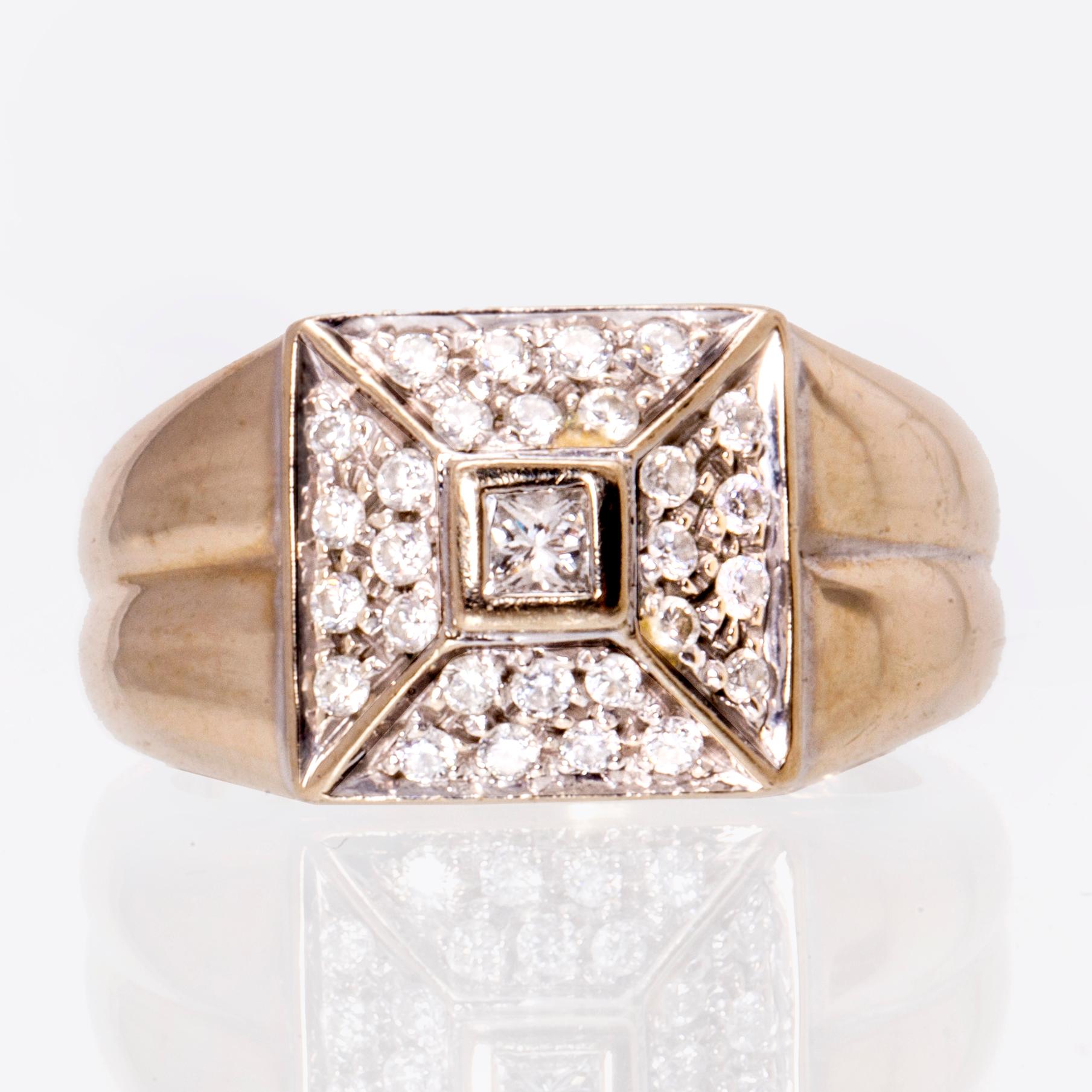 Ring 18K vitguld med 1 princesslipad diamant och briljanter ca 0,40 ct totalt, bredaste del ca 10 mm.
