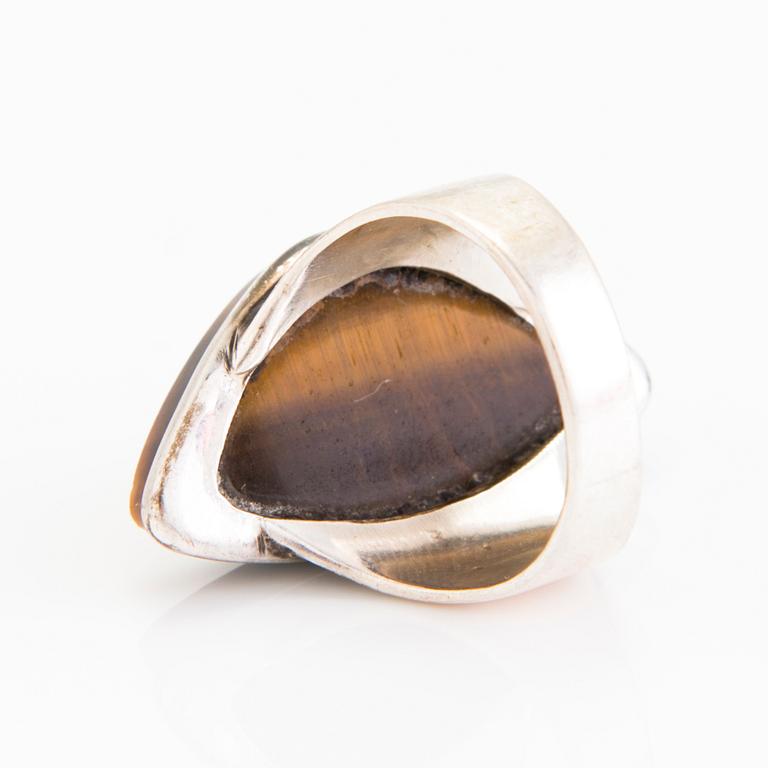 RIIPUS ja SORMUS, hopeaa, tiikerinsilmä, 1961.