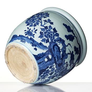 A large blue and white fish basin, Qing dynasty, 19th century.