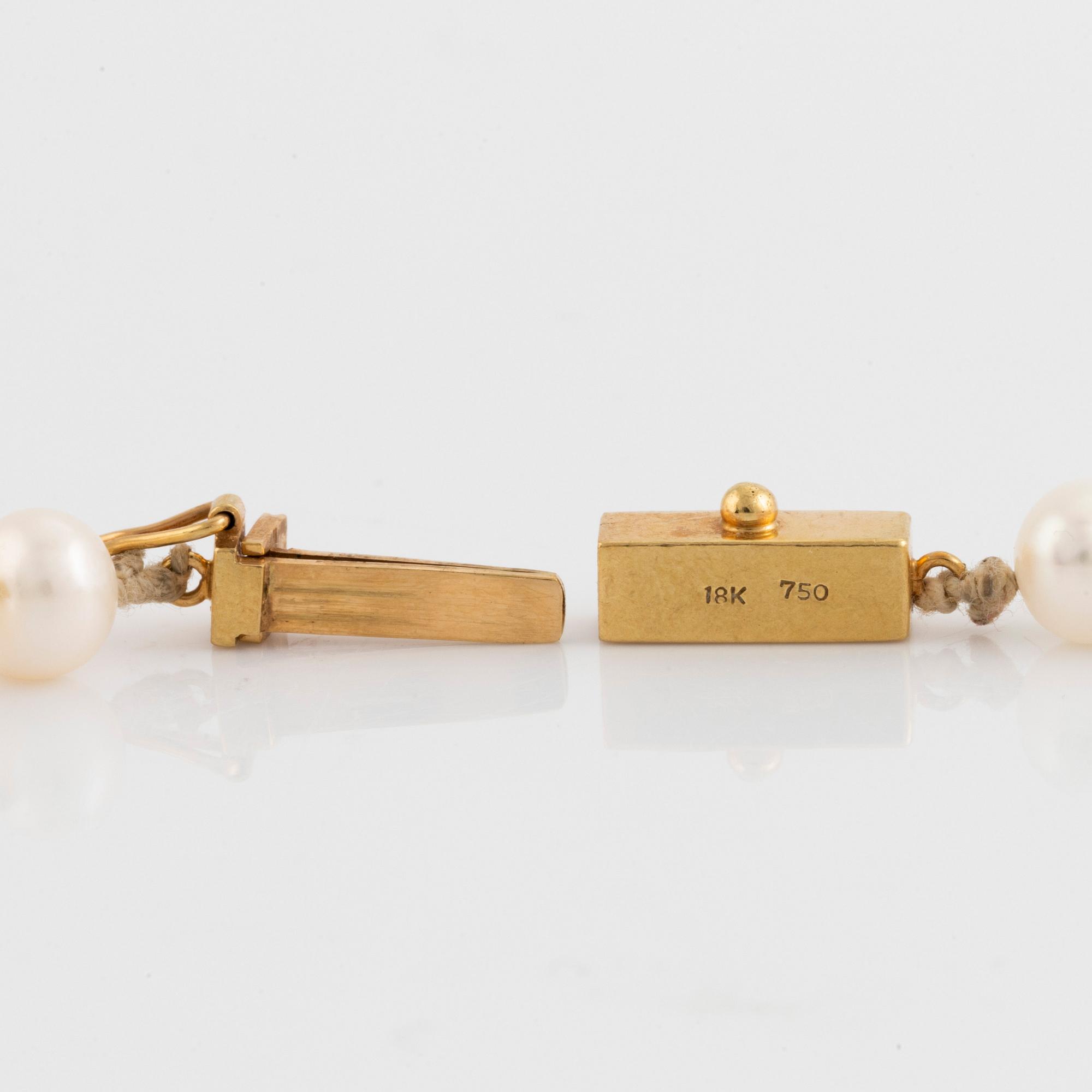 Cultured pearl necklace, clasp 18K gold with brilliant cut diamonds.