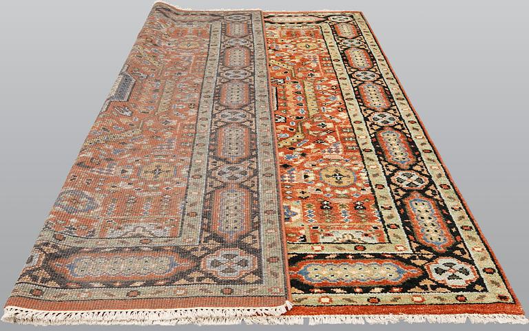 An Oriental carpet, ca 307 x 243 cm.