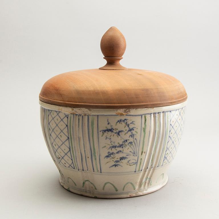 A large Vietnamese jar, 18th/19th Century.