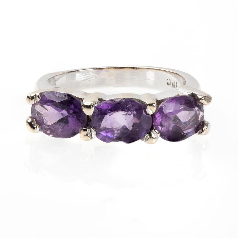 RING, 18K vitguld med ovalt fasettslipade ametister.
