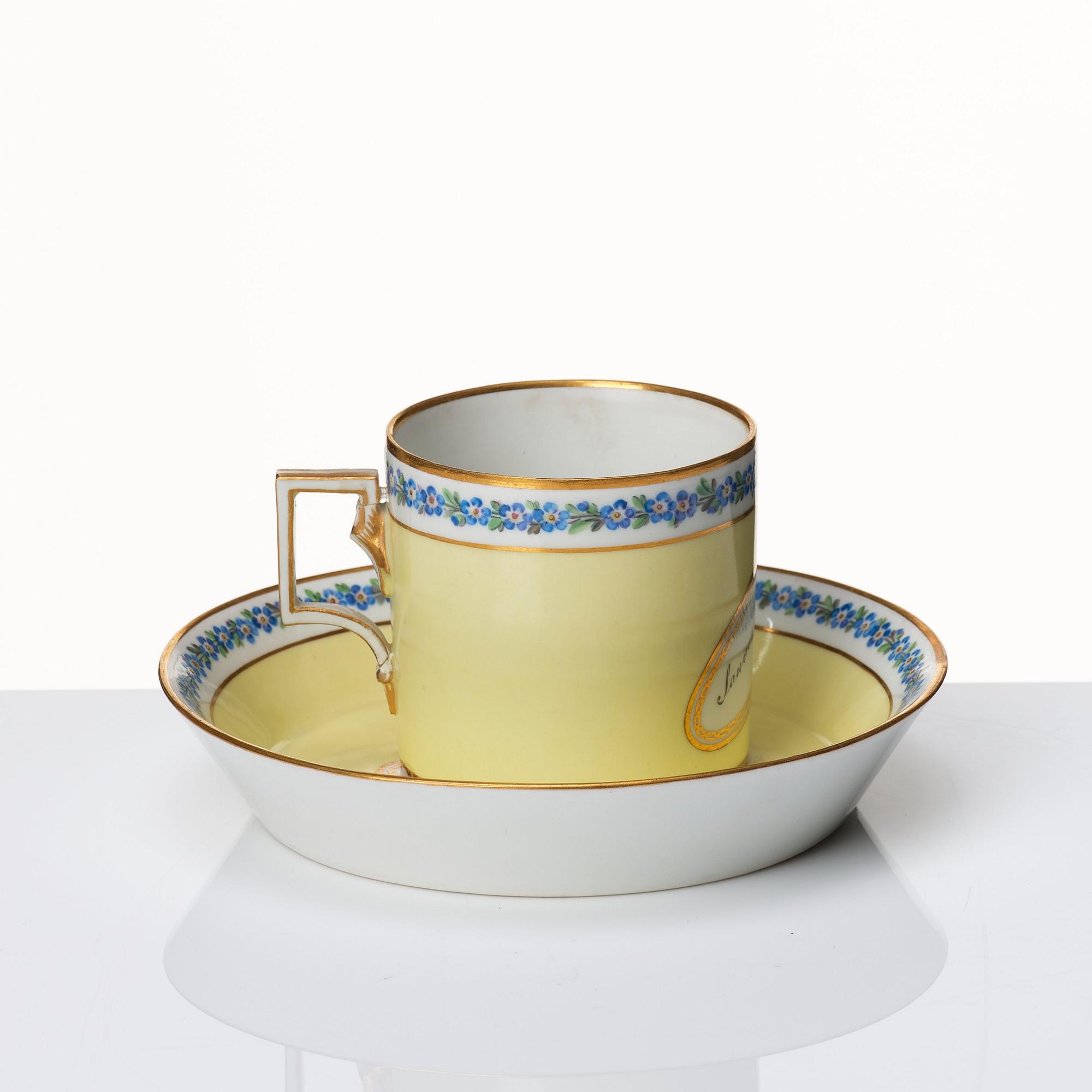 Kaffekopp med fat, porslin. Wien, 1700-tal. I läderklätt originaletui.