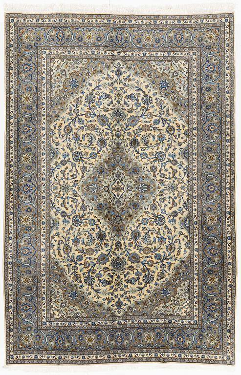 A carpet, Kashan, ca 310 x 205 cm.