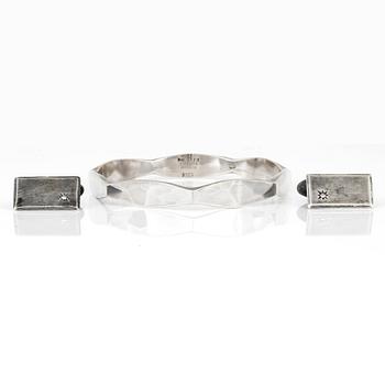 ARMRING samt MANSCHETTKNAPPAR, ett par, silver med vita pastestenar.