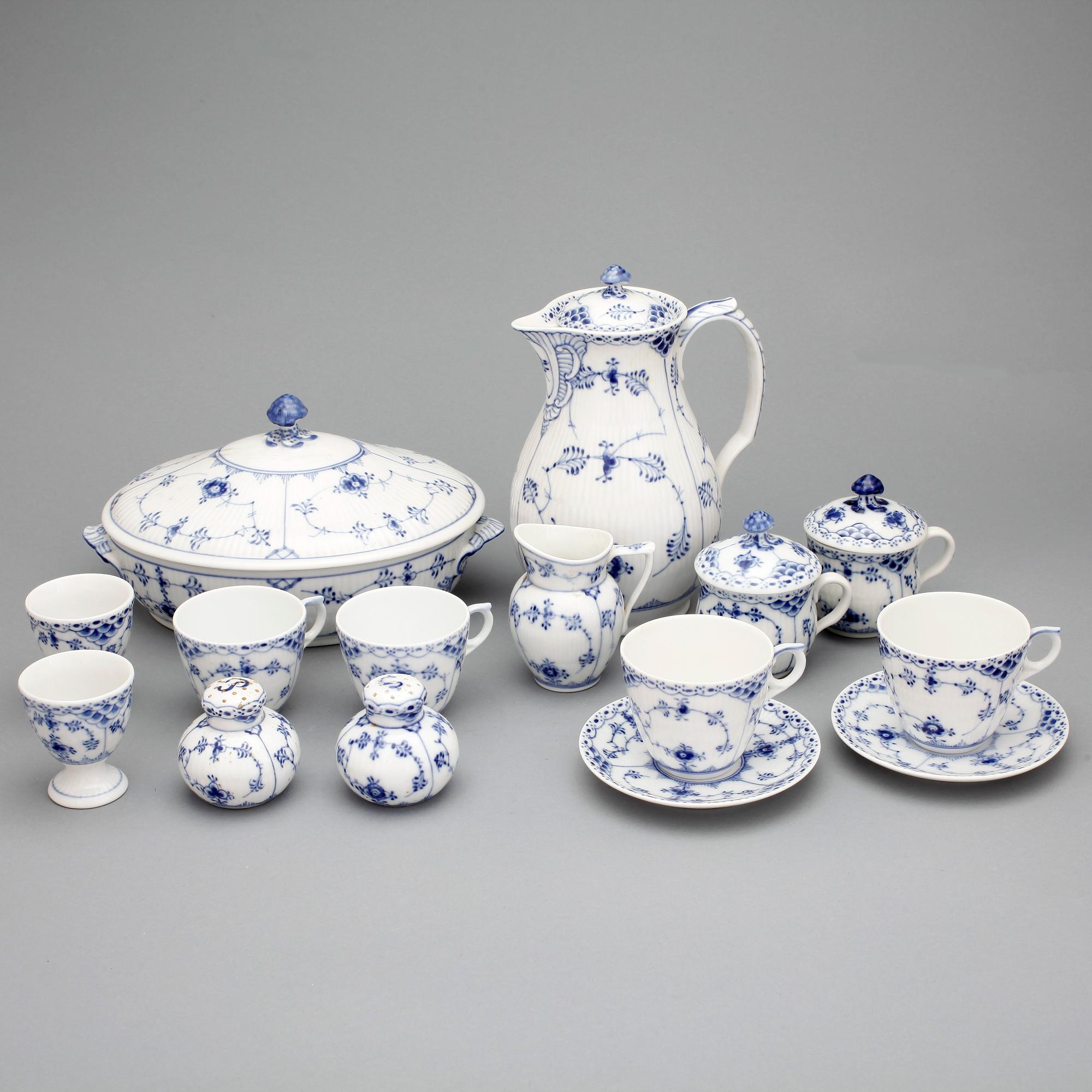 MATSERVIS, 74 delar. Porslin. Musselmalet. Royal Copenhagen.