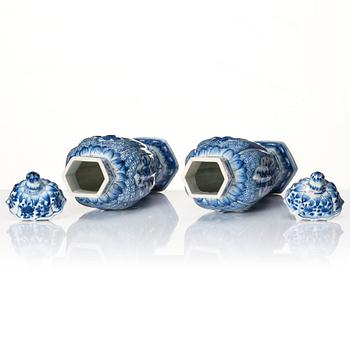 A pair of blue and white vases, Qing dynasty, Kangxi (1662-1722).