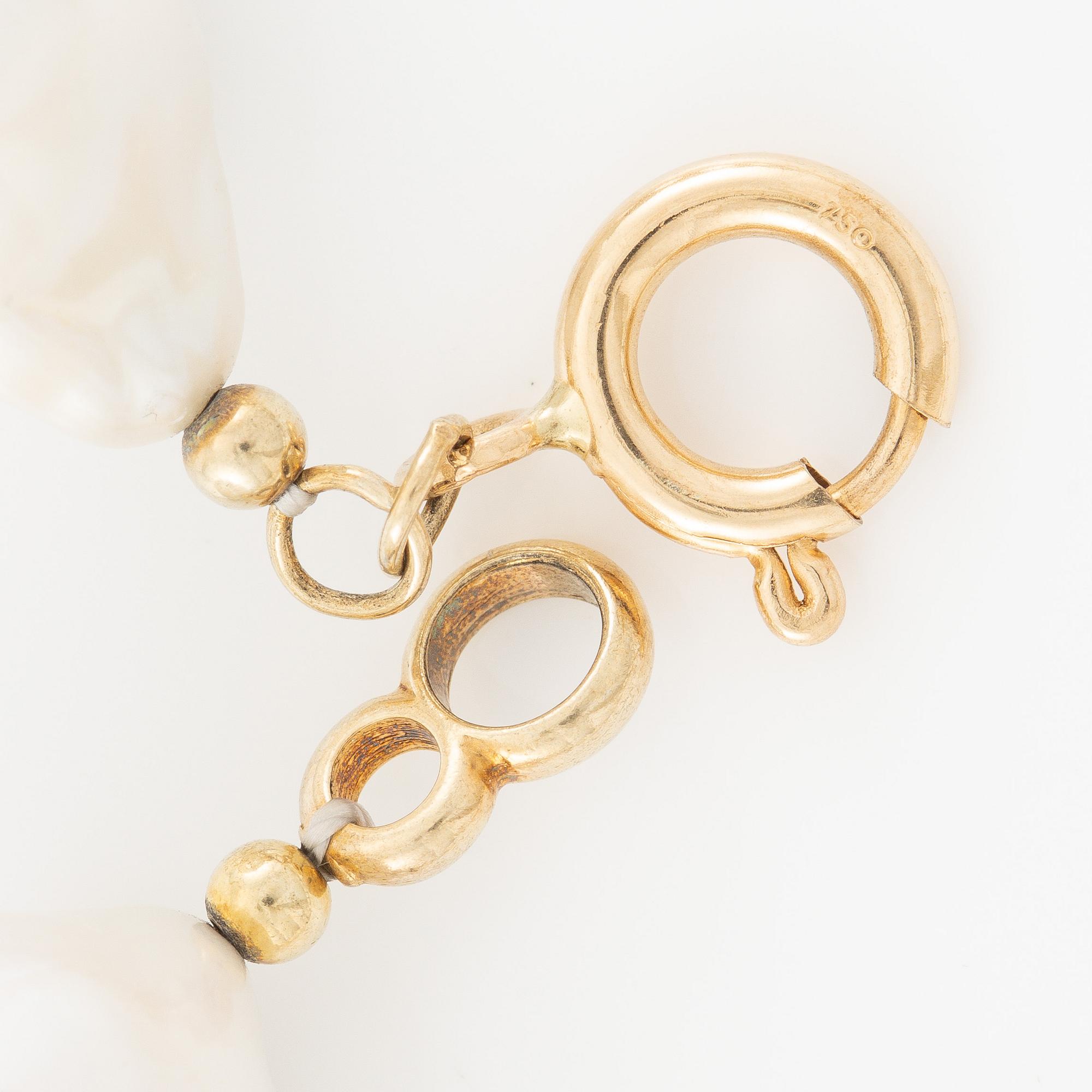 Necklace, with cultured pearls.